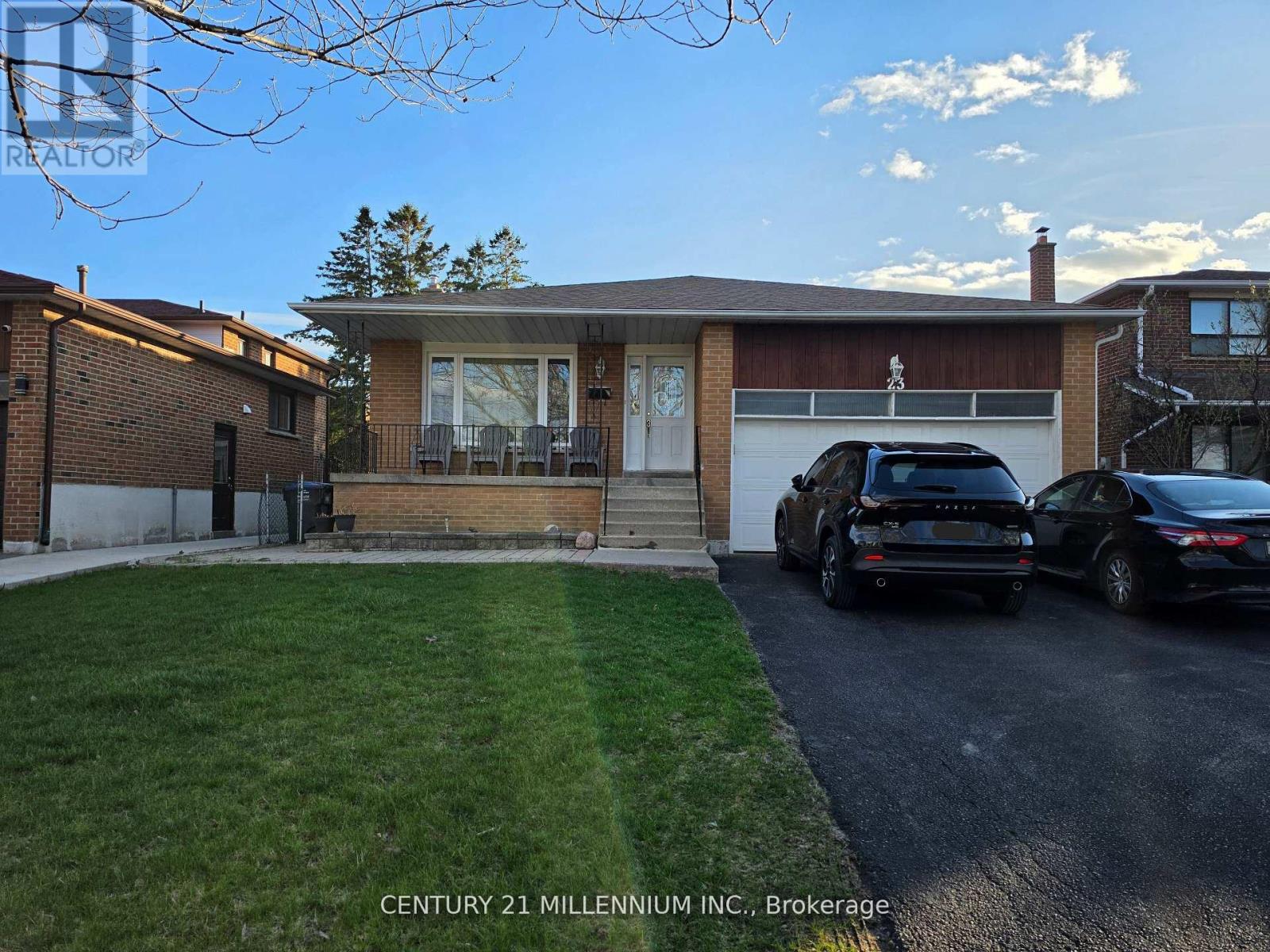 23 Malcolm Crescent, Brampton, Ontario  L6S 3C7 - Photo 1 - W13172140