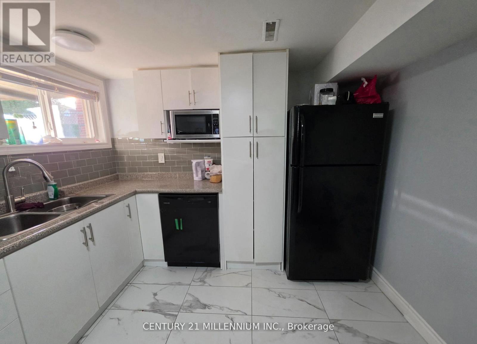 23 Malcolm Crescent, Brampton, Ontario  L6S 3C7 - Photo 3 - W13172140