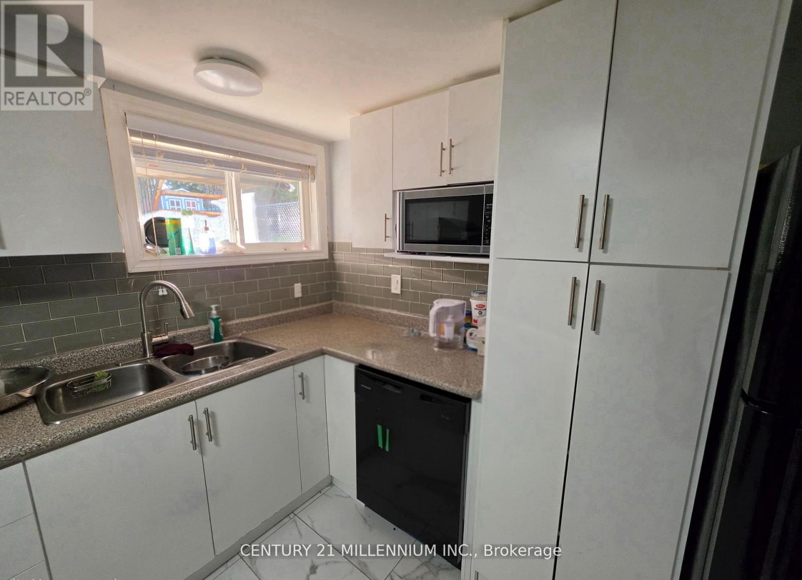 23 Malcolm Crescent, Brampton, Ontario  L6S 3C7 - Photo 5 - W13172140