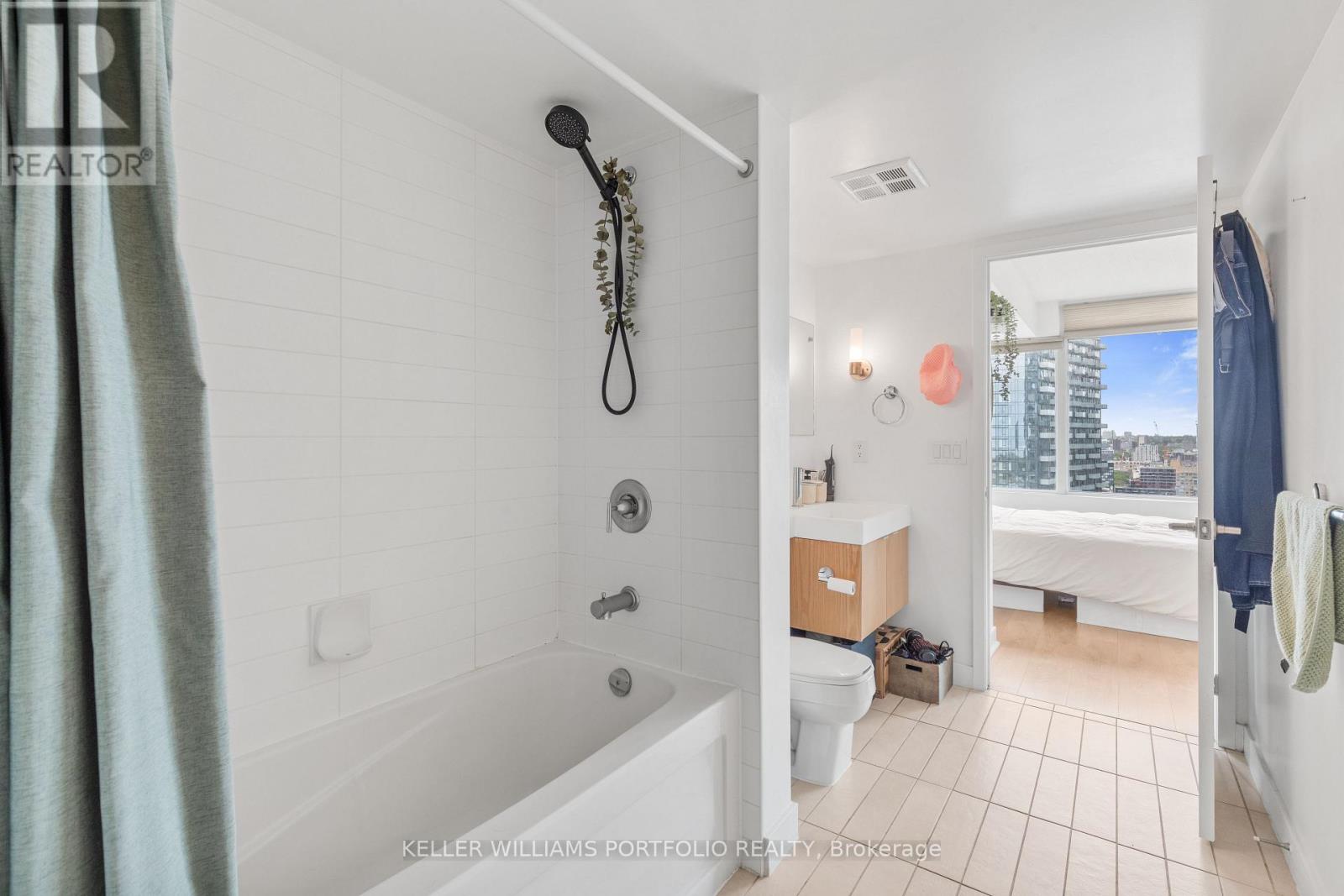 3711 - 25 Telegram Mews, Toronto, Ontario  M5V 3Z1 - Photo 10 - C13172324