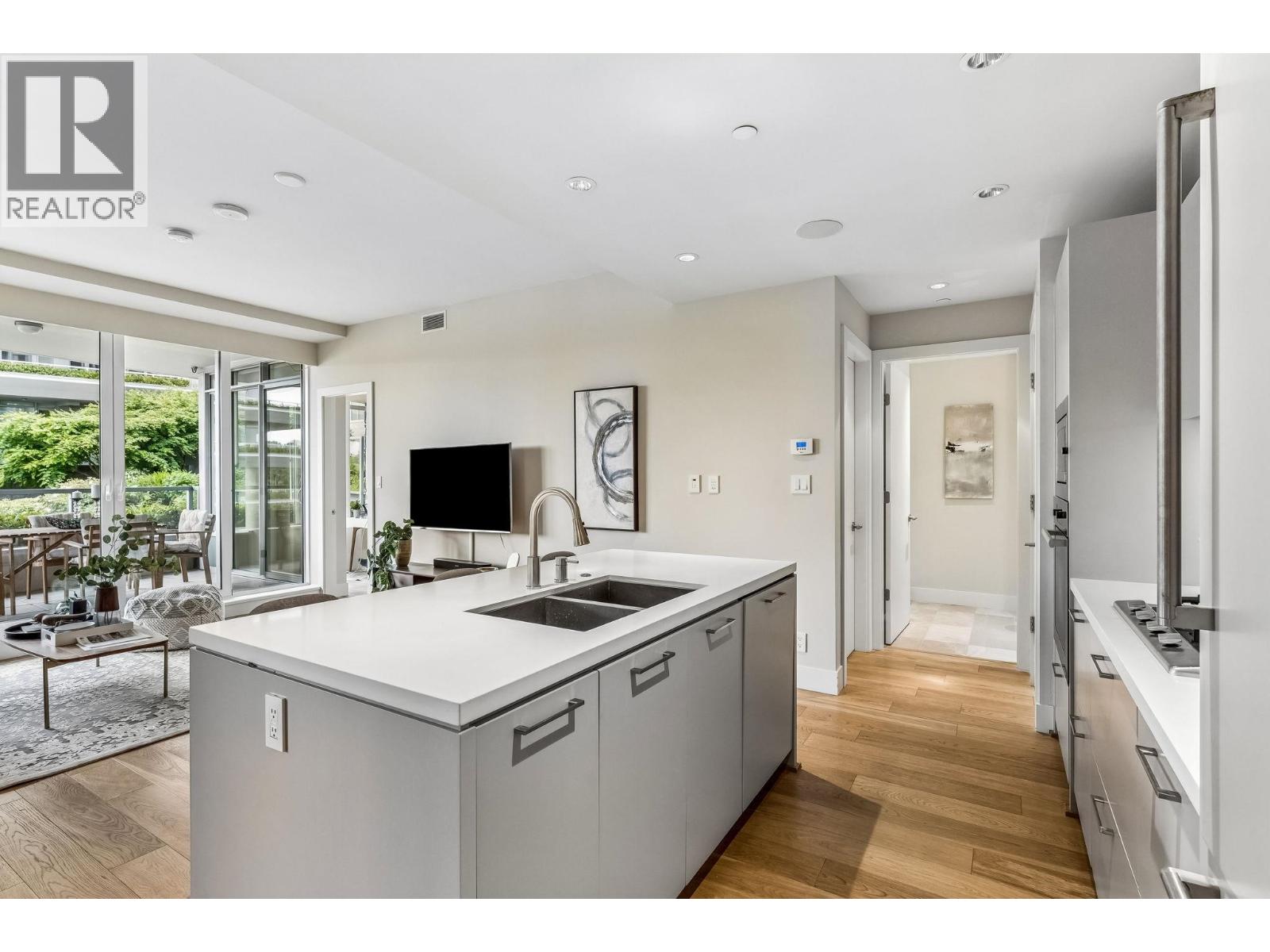 204 866 Arthur Erickson Place, West Vancouver, British Columbia  V7T 0B2 - Photo 3 - R3127733