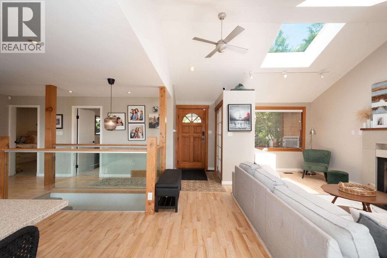 1185 Cloverley Street, North Vancouver, British Columbia  V7L 1N7 - Photo 3 - R3127719