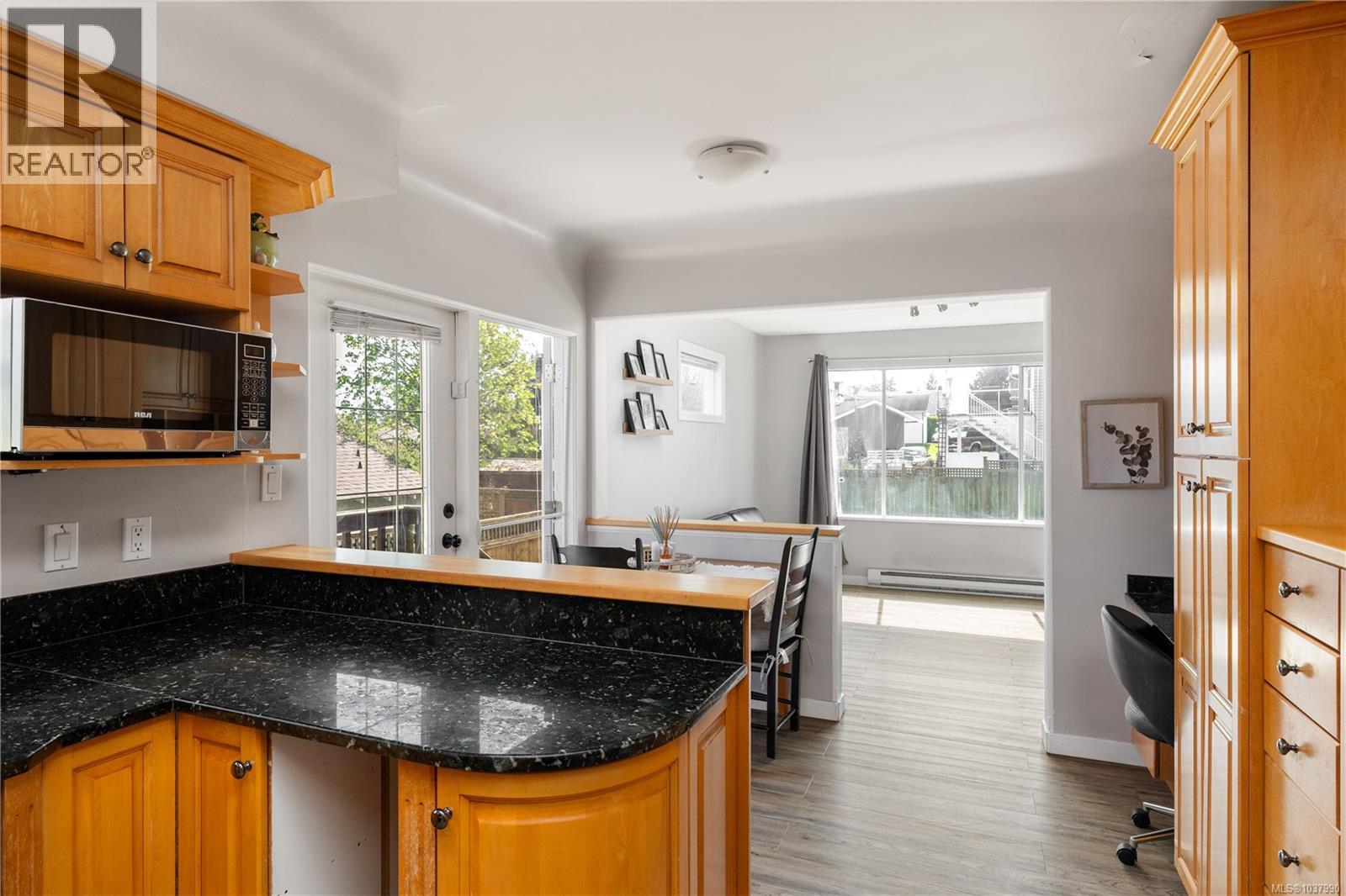 545 Tait St, Saanich, British Columbia  V8Z 4V6 - Photo 7 - 1037990