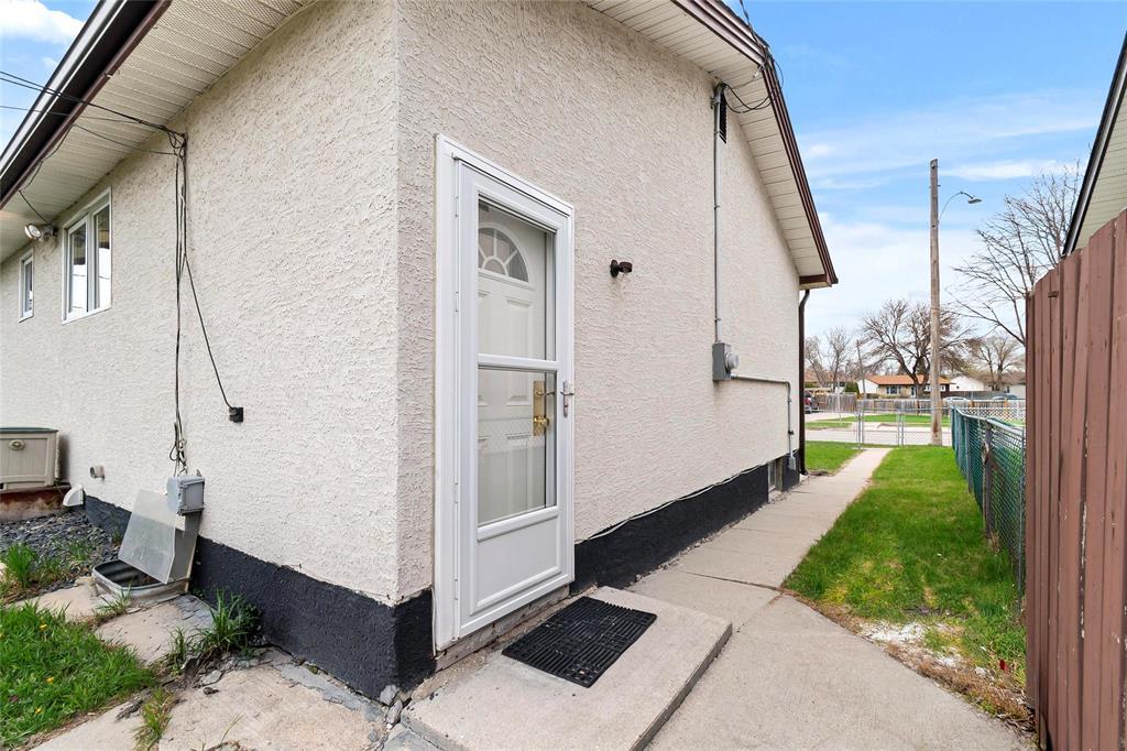 2118 Manitoba Avenue, Winnipeg, Manitoba  R2R 1N8 - Photo 24 - 202608834