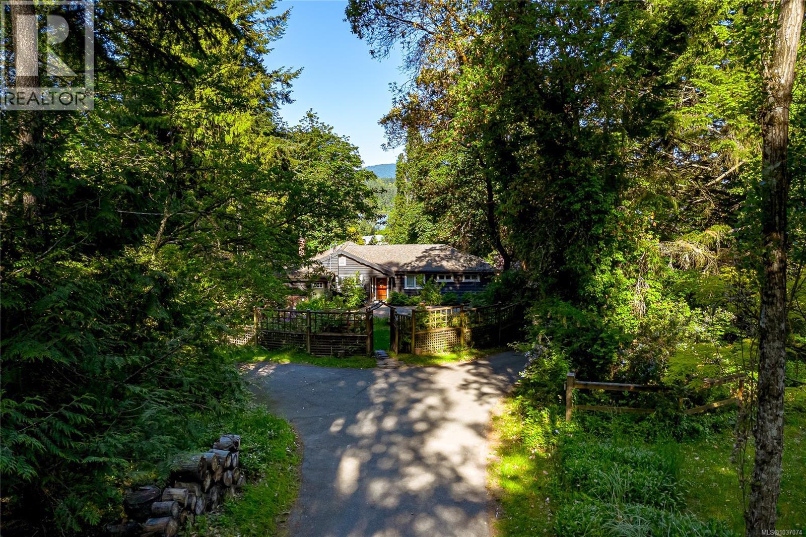 5168 Santa Clara Ave, Saanich, British Columbia  V8Y 1W4 - Photo 2 - 1037074