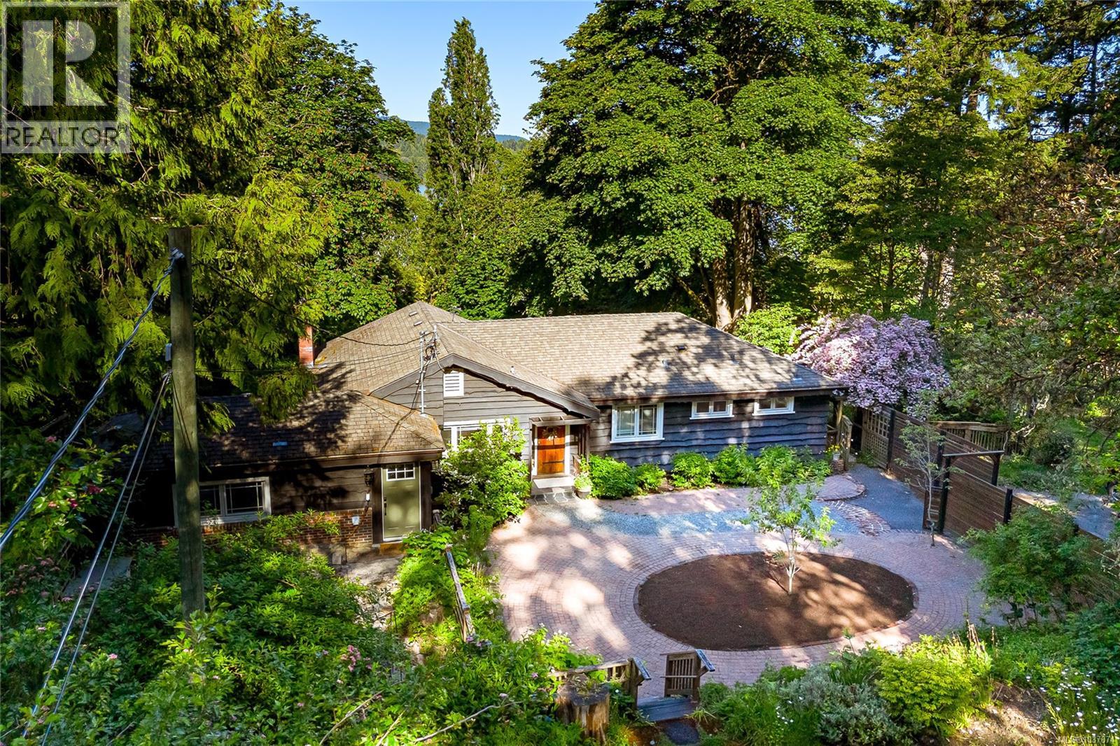 5168 Santa Clara Ave, Saanich, British Columbia  V8Y 1W4 - Photo 1 - 1037074