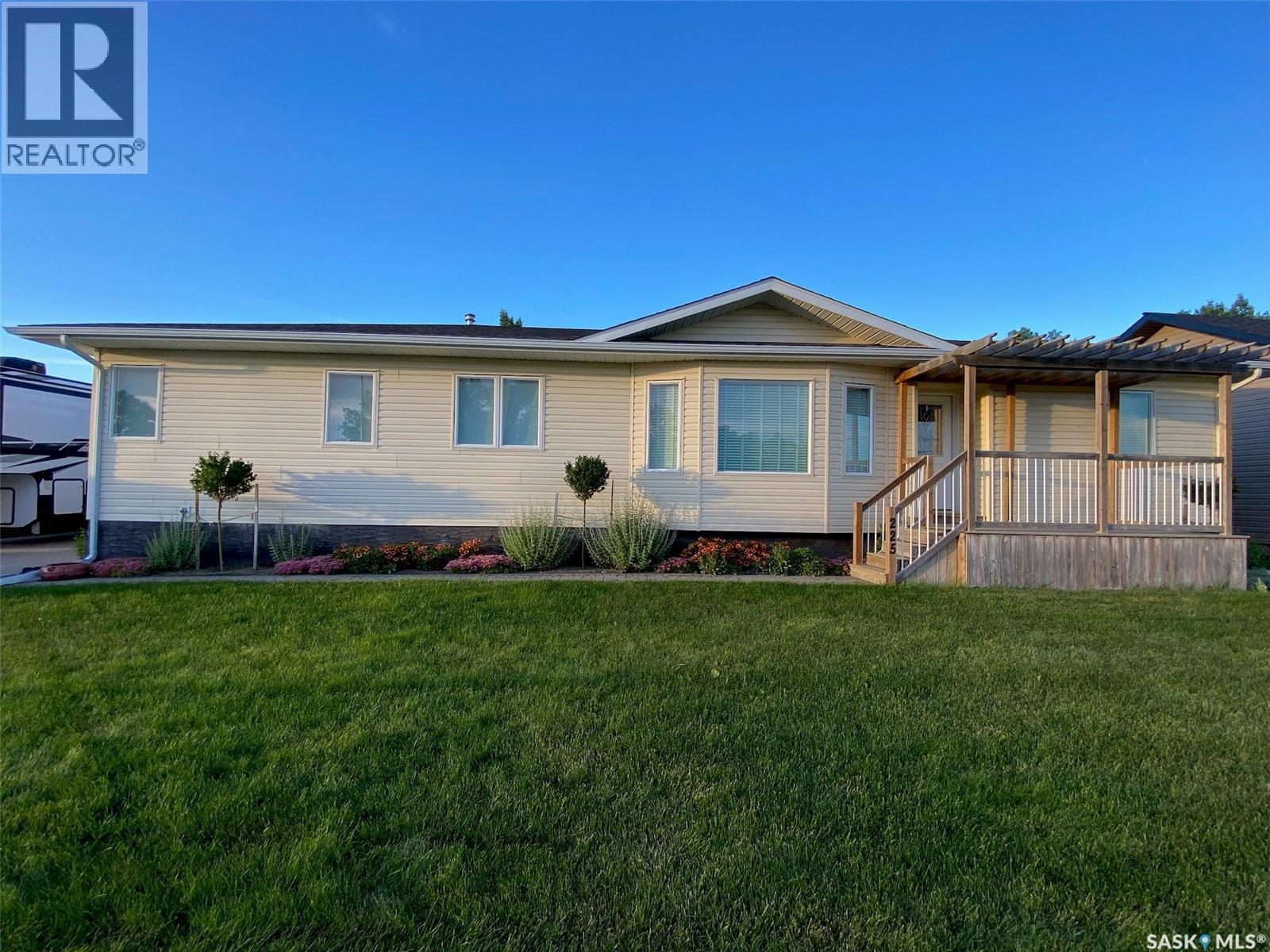 225 3rd Street, Weyburn Rm No. 67, Saskatchewan  S0C 1X0 - Photo 1 - SK037092