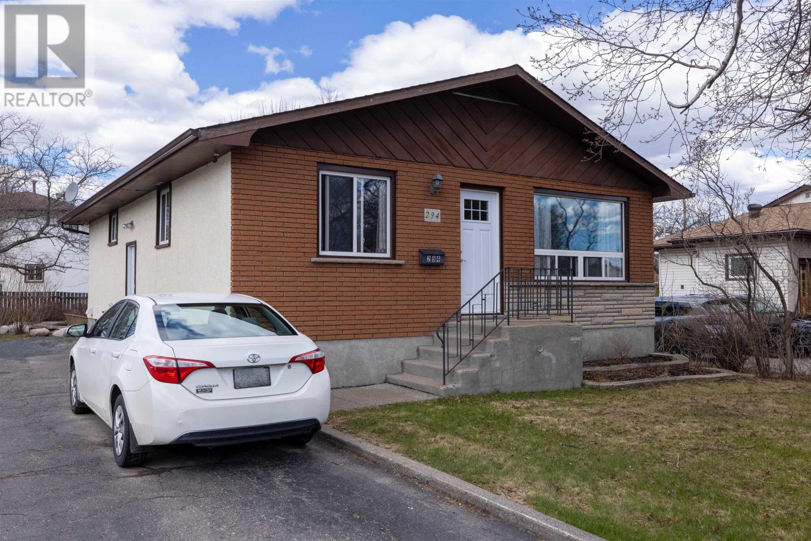 294 Algonquin Ave S, Thunder Bay, Ontario  P7B 4T5 - Photo 1 - TB2601189