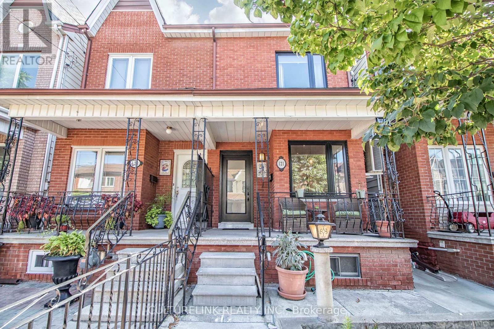 UPPER - 121 MONTROSE AVENUE, Toronto, Ontario