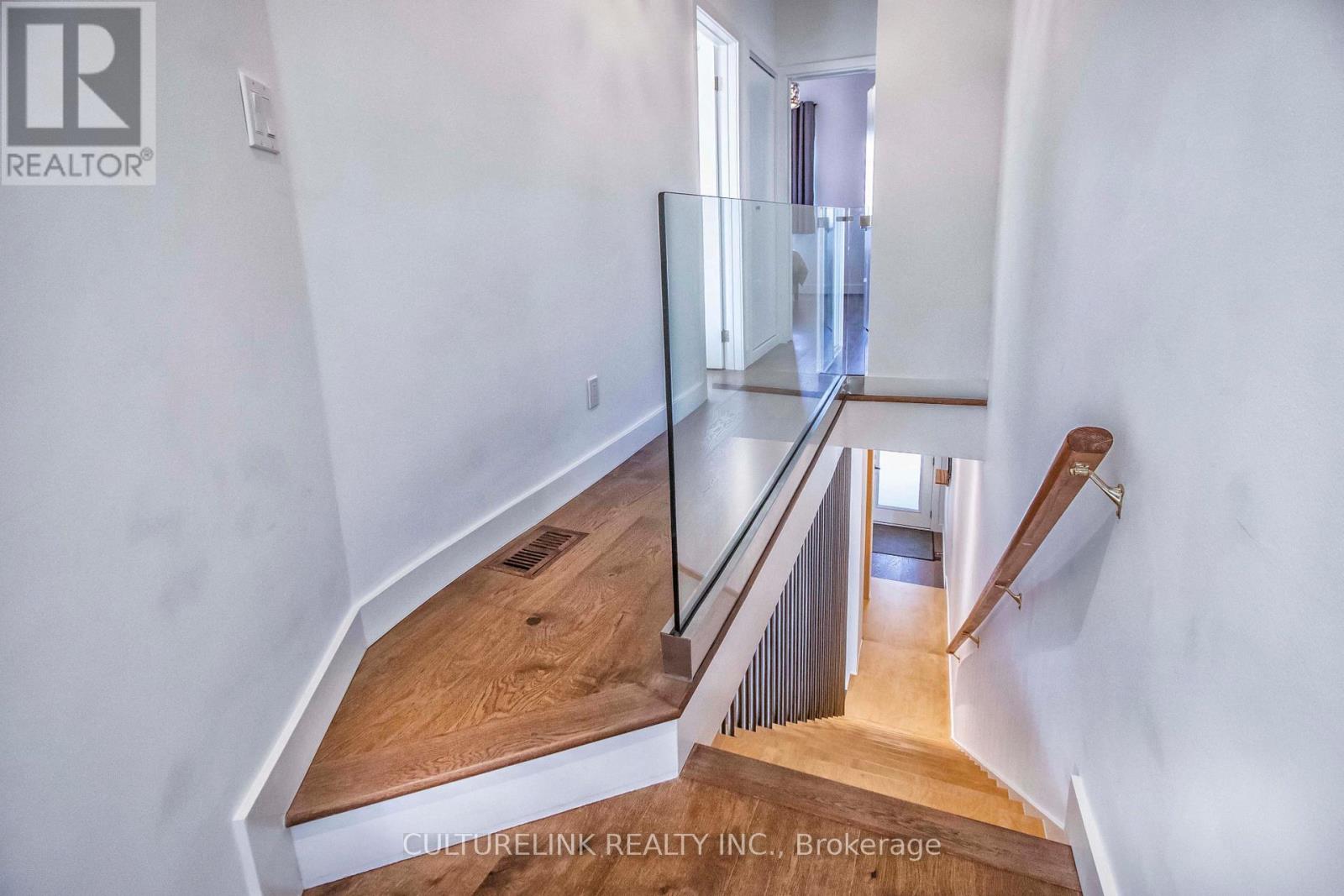 Upper - 121 Montrose Avenue, Toronto, Ontario  M6J 2T6 - Photo 11 - C13172540