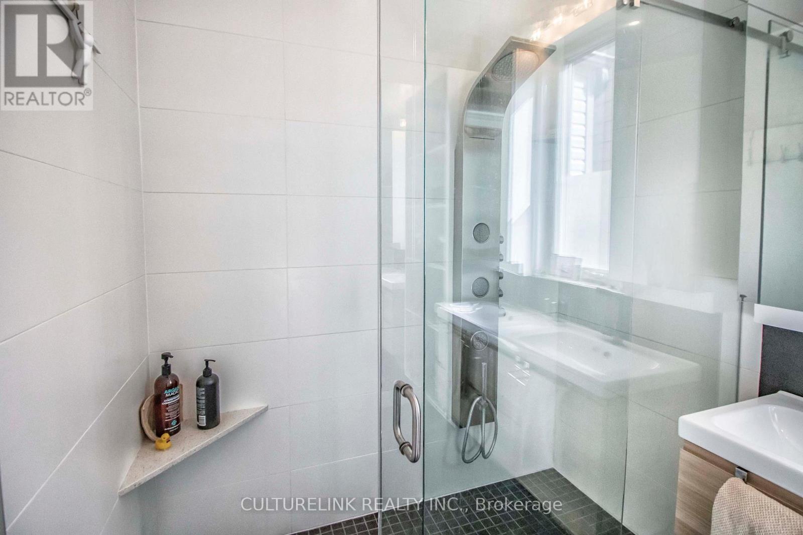 Upper - 121 Montrose Avenue, Toronto, Ontario  M6J 2T6 - Photo 17 - C13172540