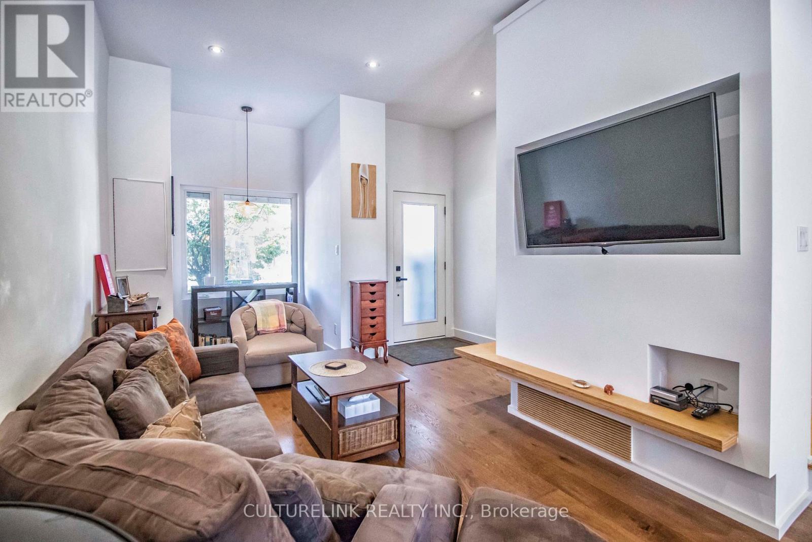 Upper - 121 Montrose Avenue, Toronto, Ontario  M6J 2T6 - Photo 3 - C13172540