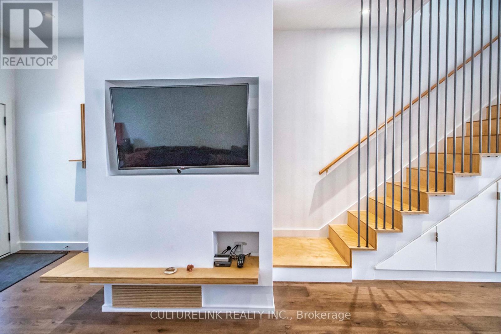 Upper - 121 Montrose Avenue, Toronto, Ontario  M6J 2T6 - Photo 4 - C13172540