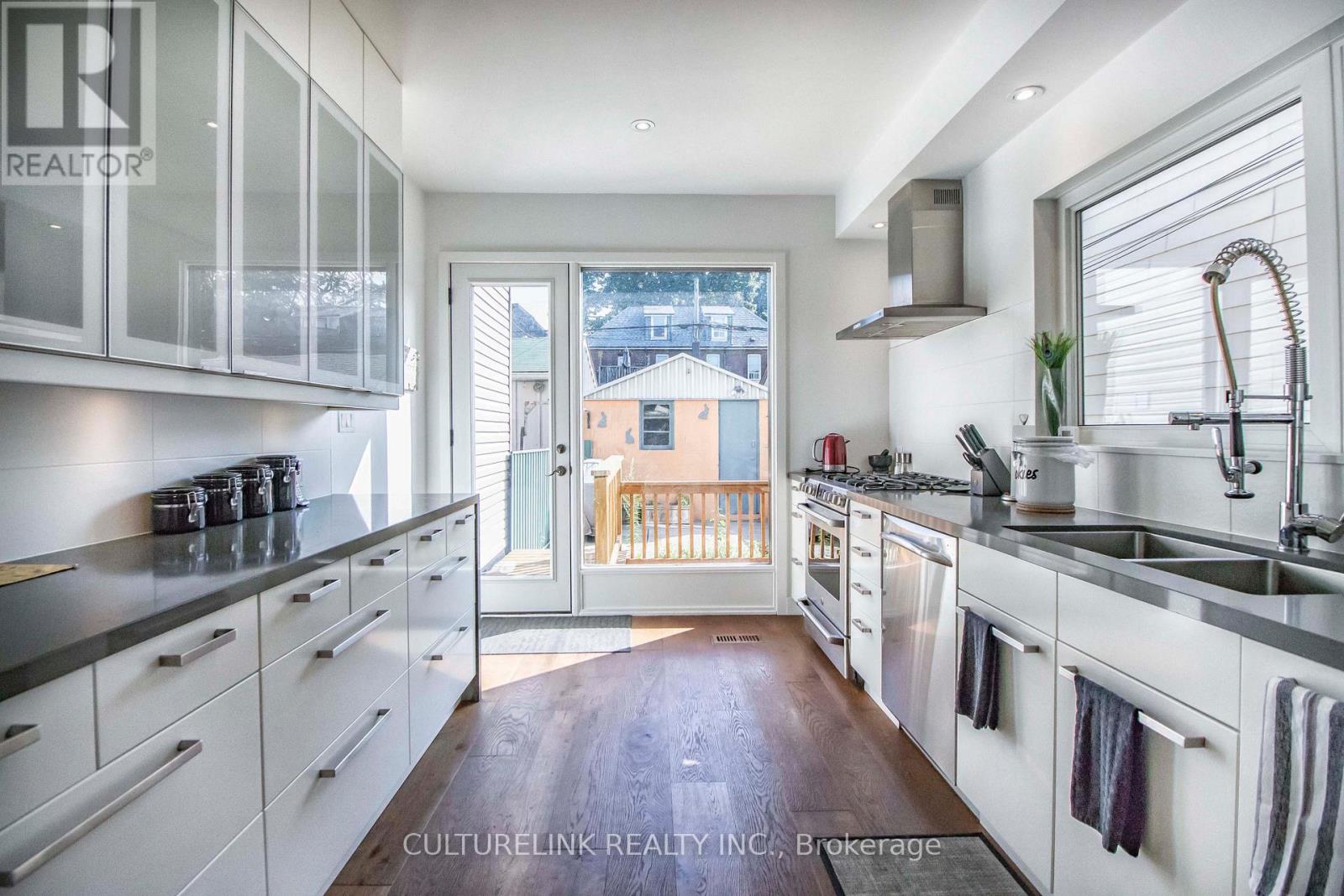 Upper - 121 Montrose Avenue, Toronto, Ontario  M6J 2T6 - Photo 7 - C13172540