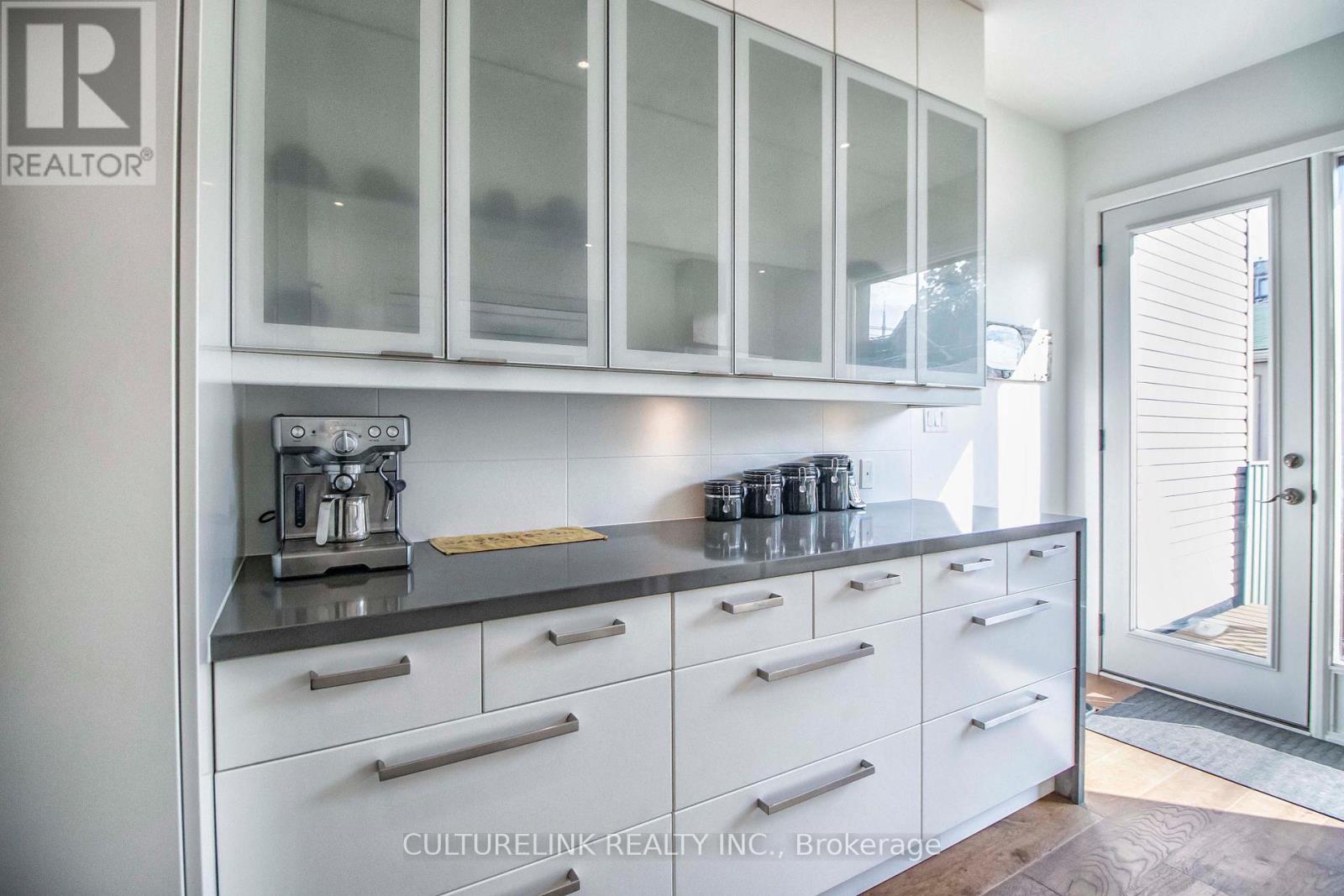 Upper - 121 Montrose Avenue, Toronto, Ontario  M6J 2T6 - Photo 9 - C13172540