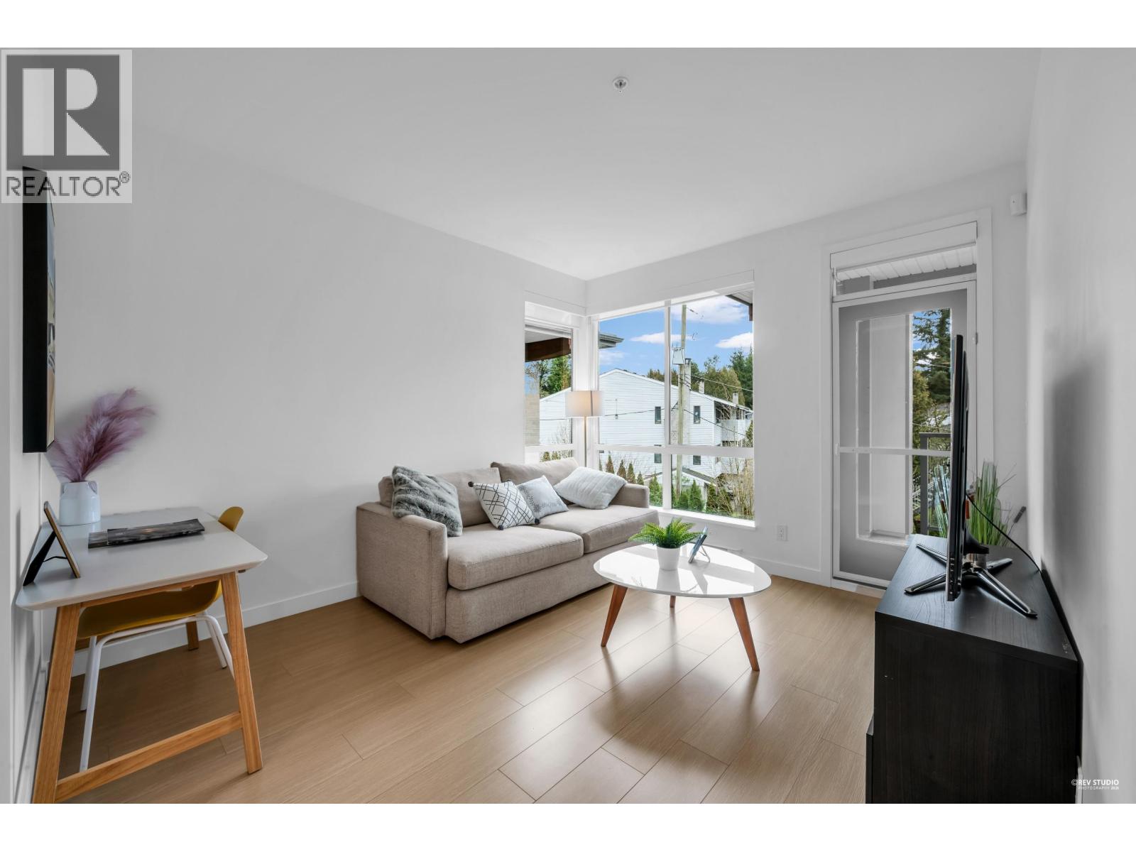 318 5460 Broadway, Burnaby, British Columbia  V5B 0B4 - Photo 1 - R3127865