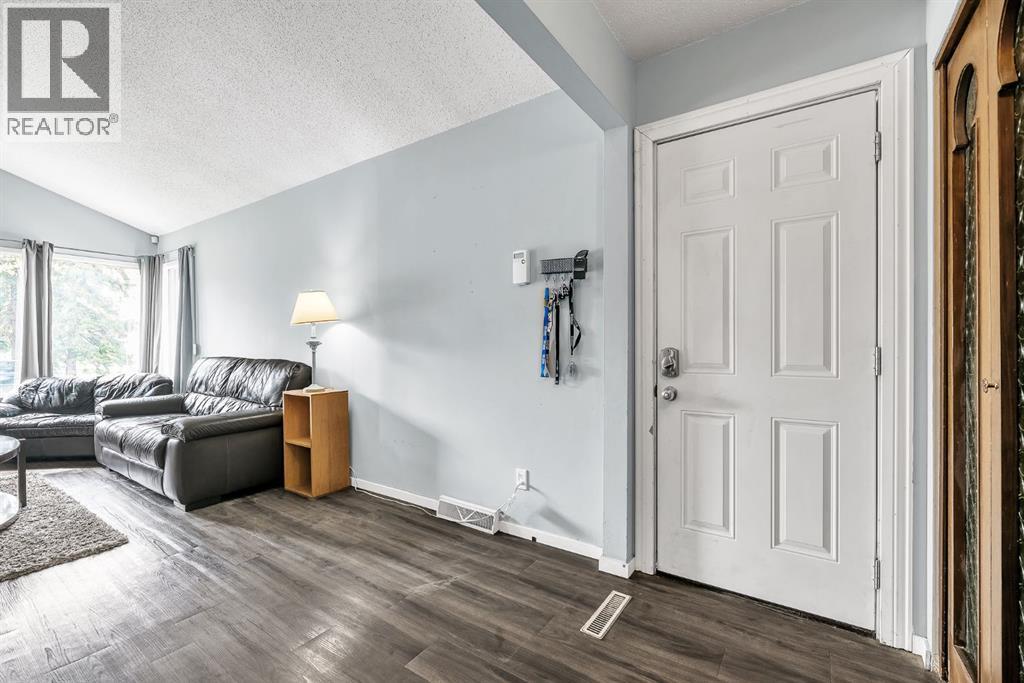 3156 Blakiston Drive NW, Calgary, Alberta  T2L 1L8 - Photo 12 - A2313668