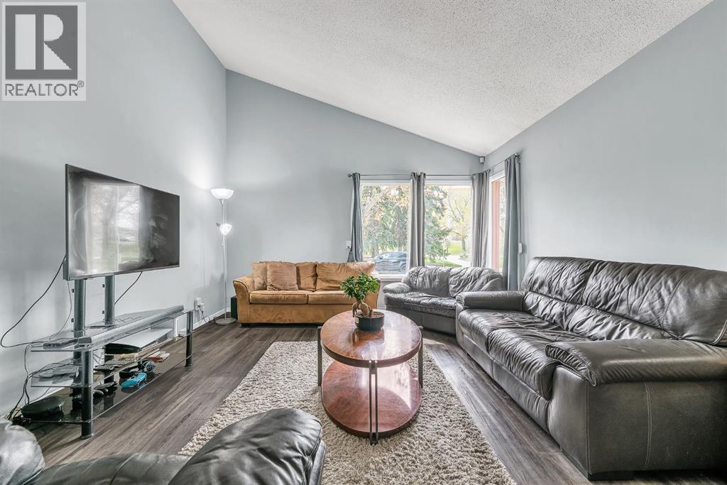 3156 Blakiston Drive NW, Calgary, Alberta  T2L 1L8 - Photo 9 - A2313668