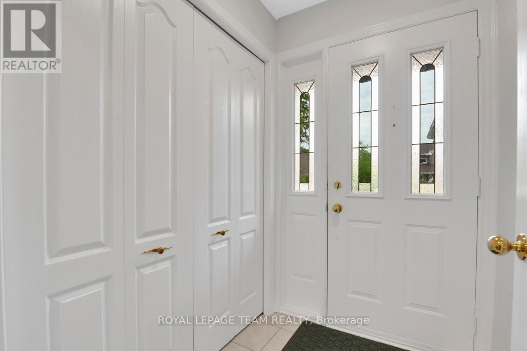 1684 Des Sapins Gardens, Ottawa, Ontario  K1C 8E1 - Photo 3 - X13172646