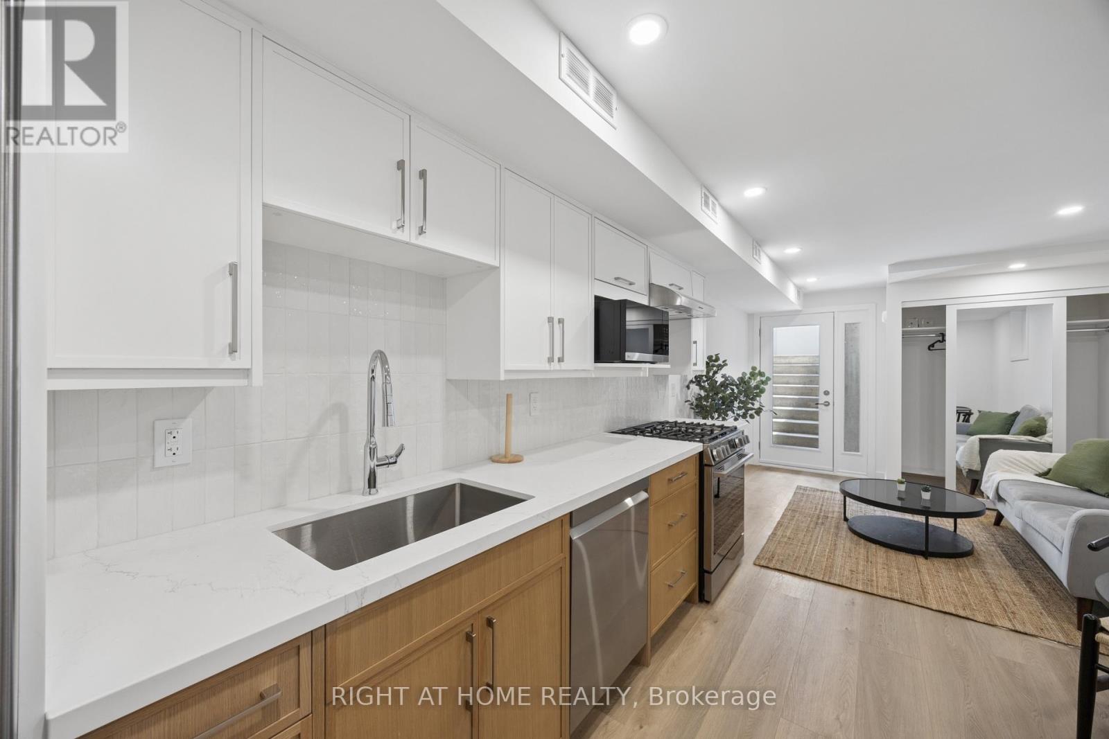 6 - 91 Barton Avenue, Toronto, Ontario  M6G 1P7 - Photo 3 - C13088072