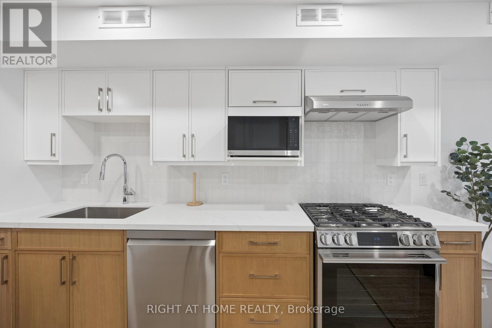 6 - 91 Barton Avenue, Toronto, Ontario  M6G 1P7 - Photo 4 - C13088072