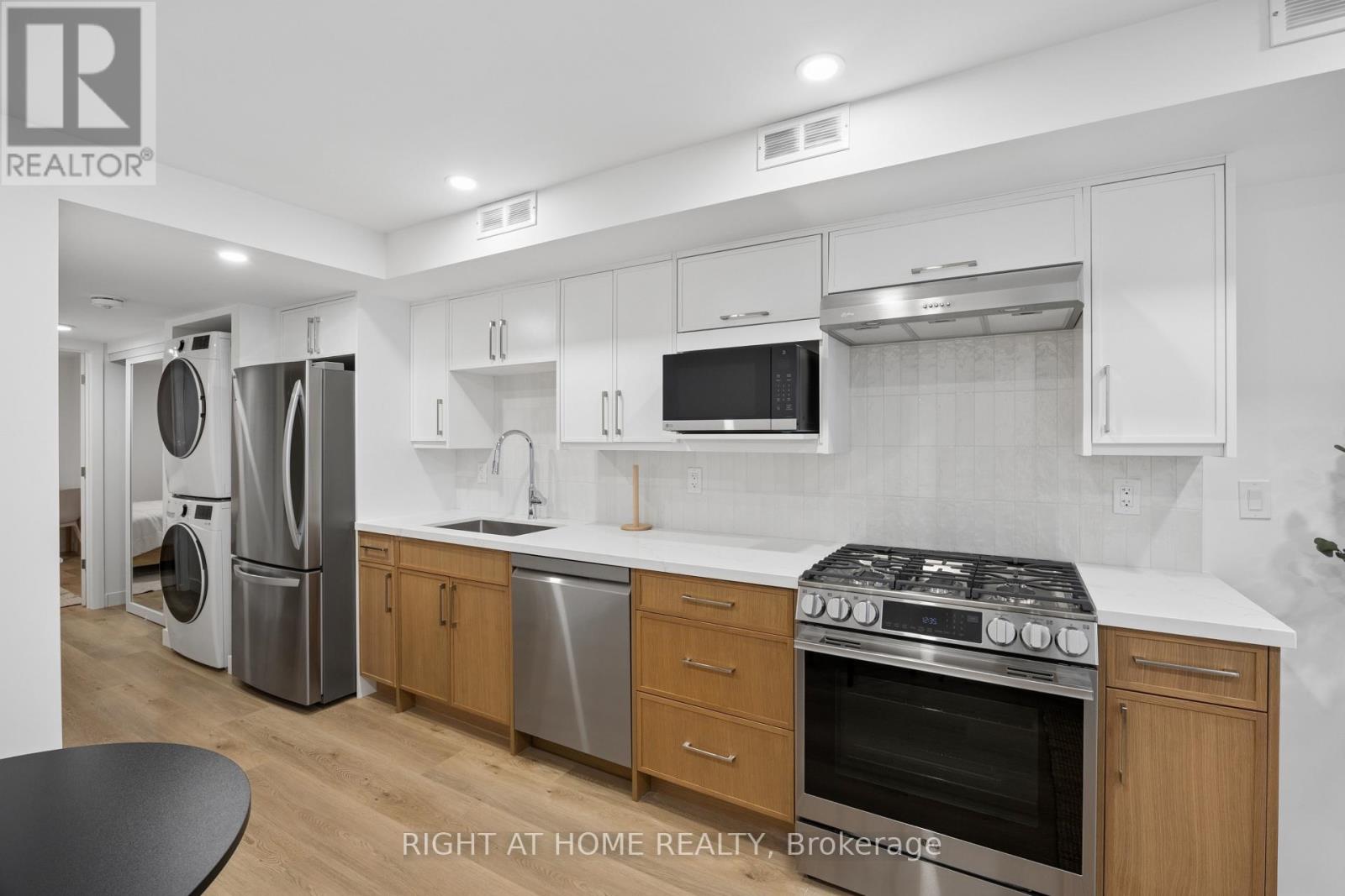 6 - 91 Barton Avenue, Toronto, Ontario  M6G 1P7 - Photo 5 - C13088072