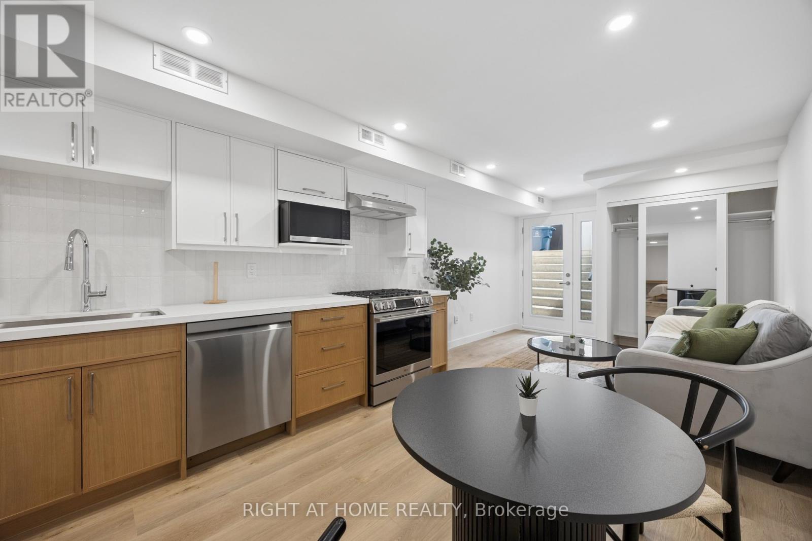 6 - 91 Barton Avenue, Toronto, Ontario  M6G 1P7 - Photo 2 - C13088072