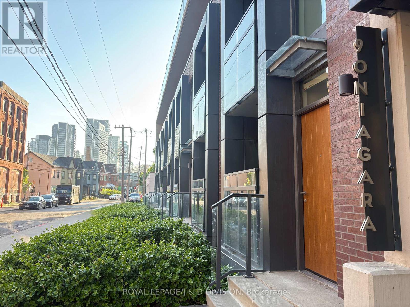<div class="slider-price">$828,000</div><p>405 - 90 Niagara Street, Toronto, Ontario</p>