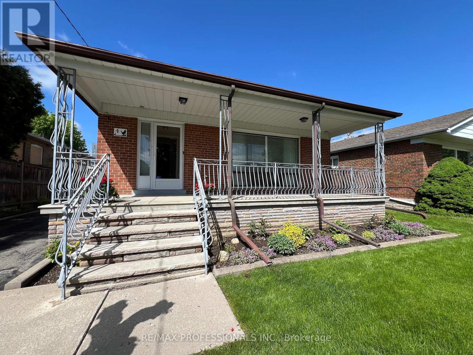 4 VAUXHALL DRIVE, Toronto, Ontario