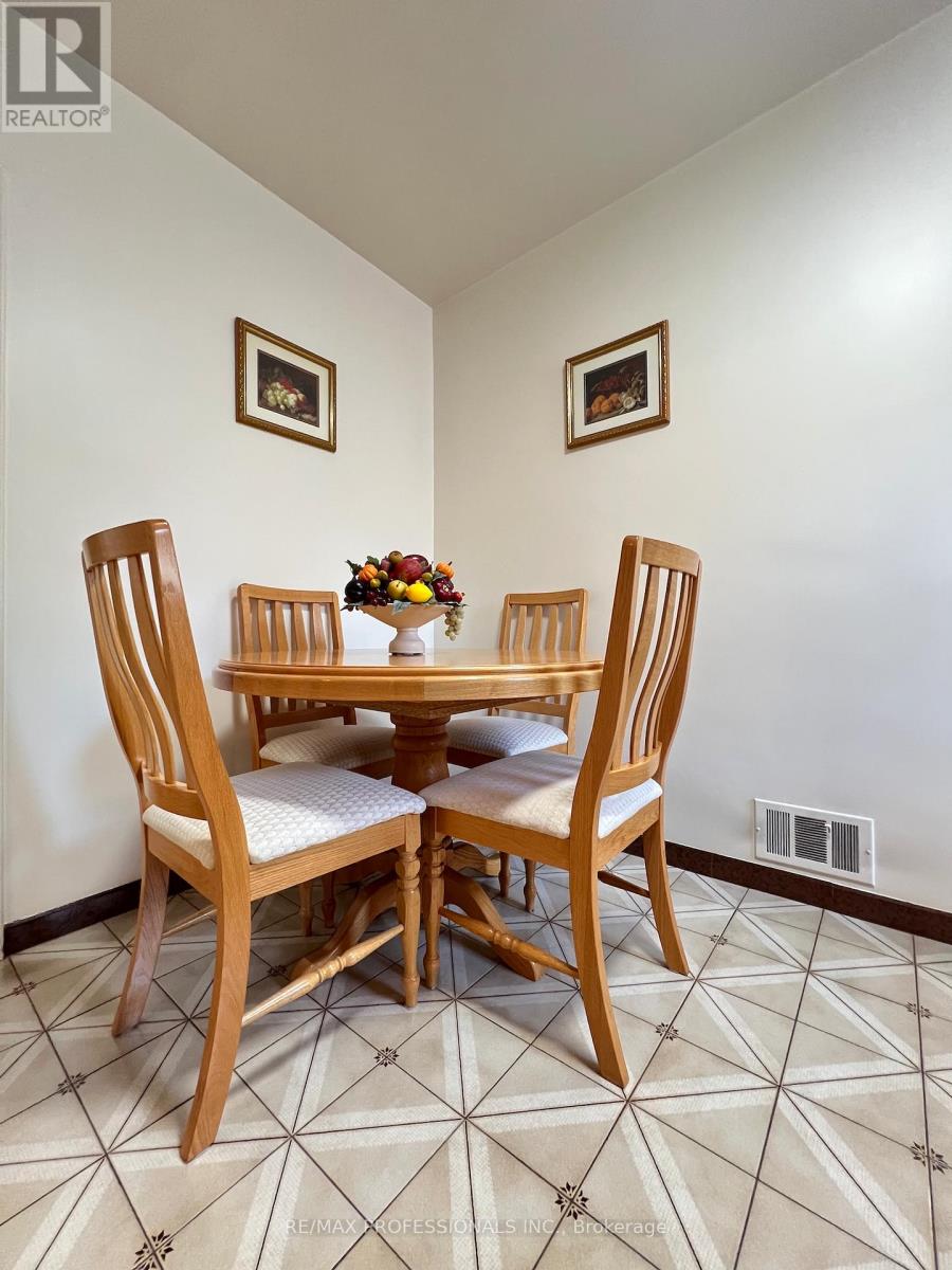 4 Vauxhall Drive, Toronto, Ontario  M1P 1P7 - Photo 12 - E13172740