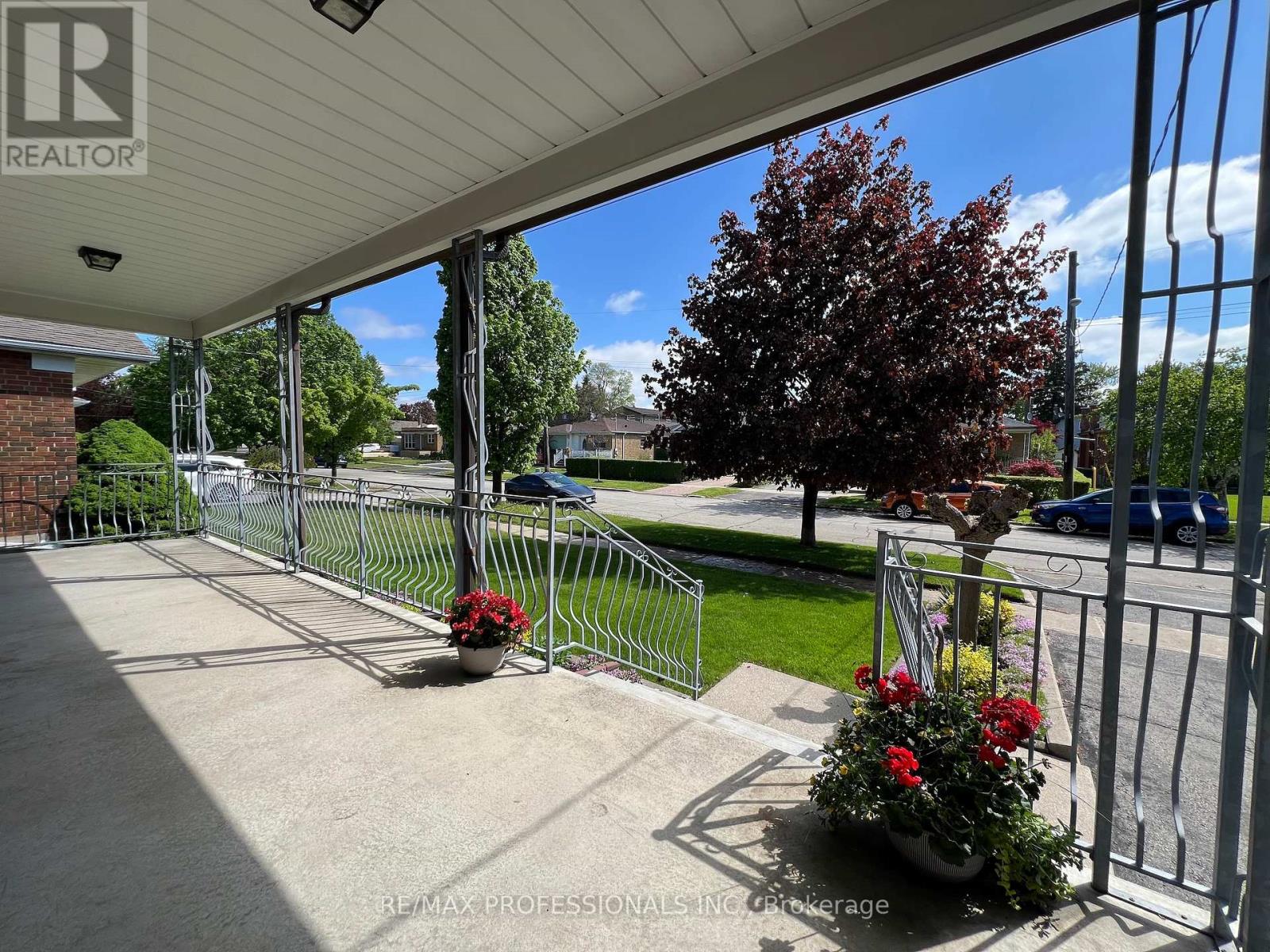 4 Vauxhall Drive, Toronto, Ontario  M1P 1P7 - Photo 3 - E13172740