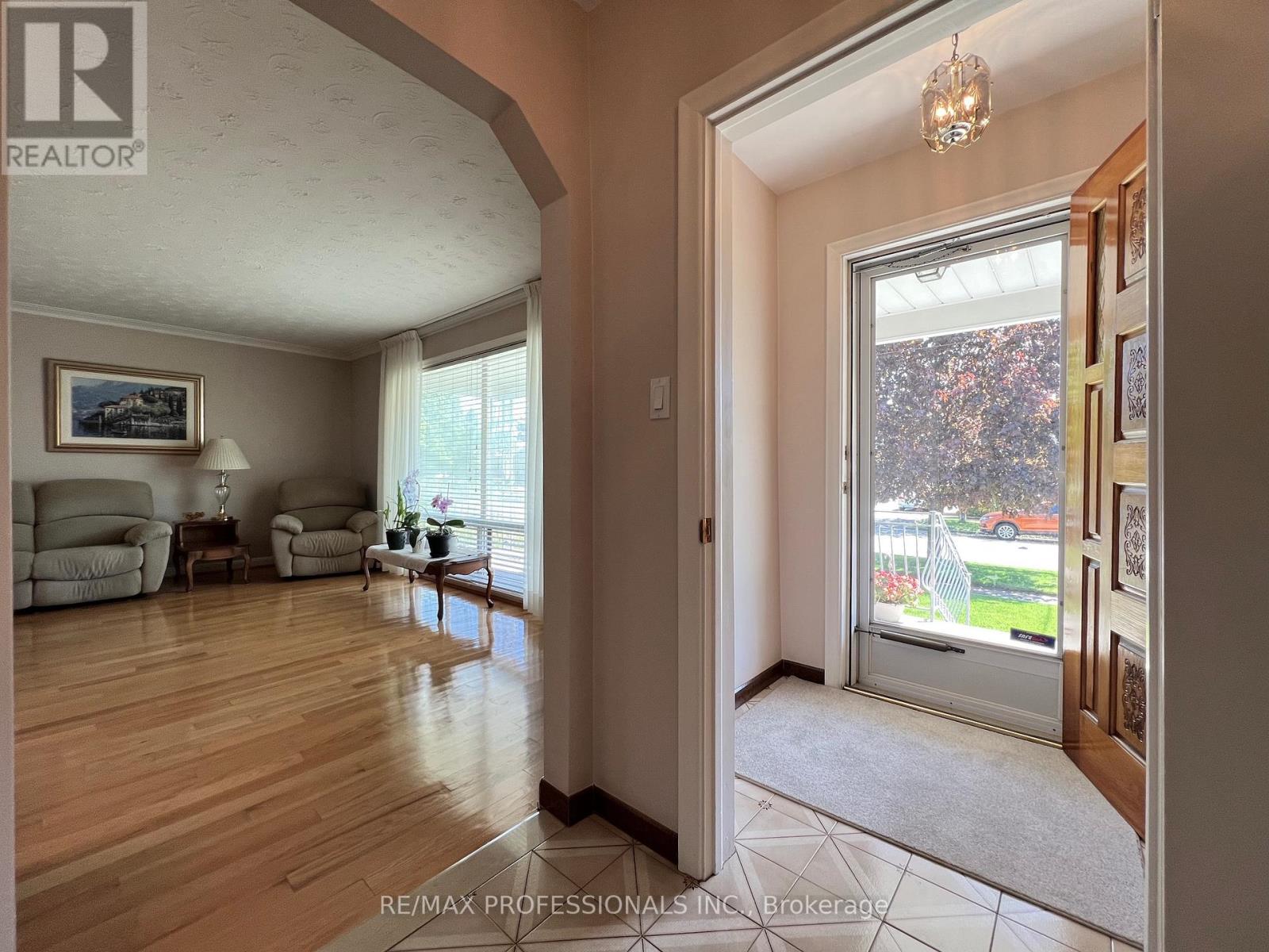 4 Vauxhall Drive, Toronto, Ontario  M1P 1P7 - Photo 6 - E13172740