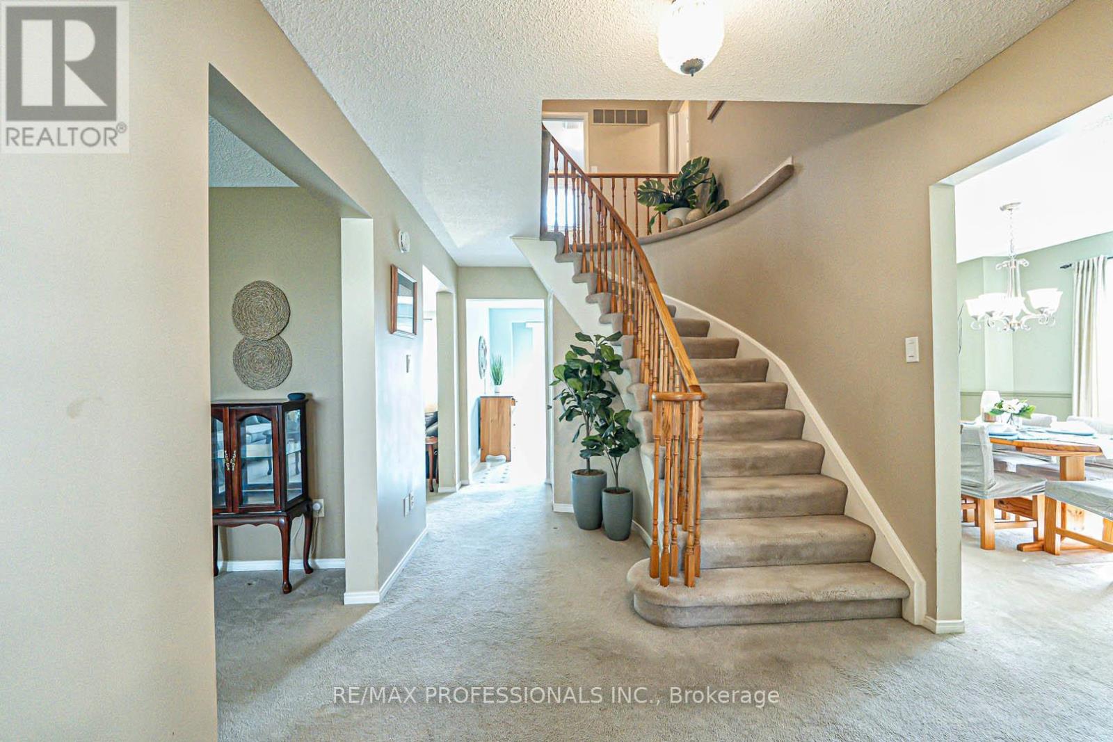3953 Selkirk Place, Mississauga, Ontario  L5L 3L5 - Photo 3 - W13172718