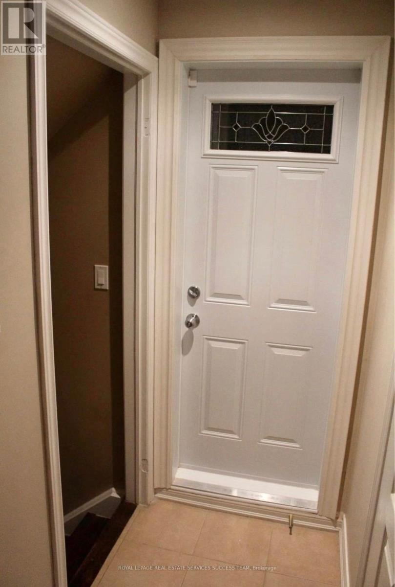 19 Lyndbrook (Basement) Crescent, Brampton, Ontario  L6P 2P1 - Photo 9 - W13172734