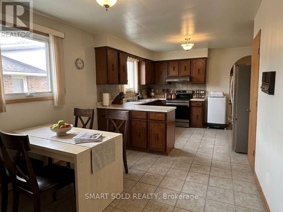 243 Shawnee Circle, Toronto, Ontario  M2H 2Y3 - Photo 5 - C13172762