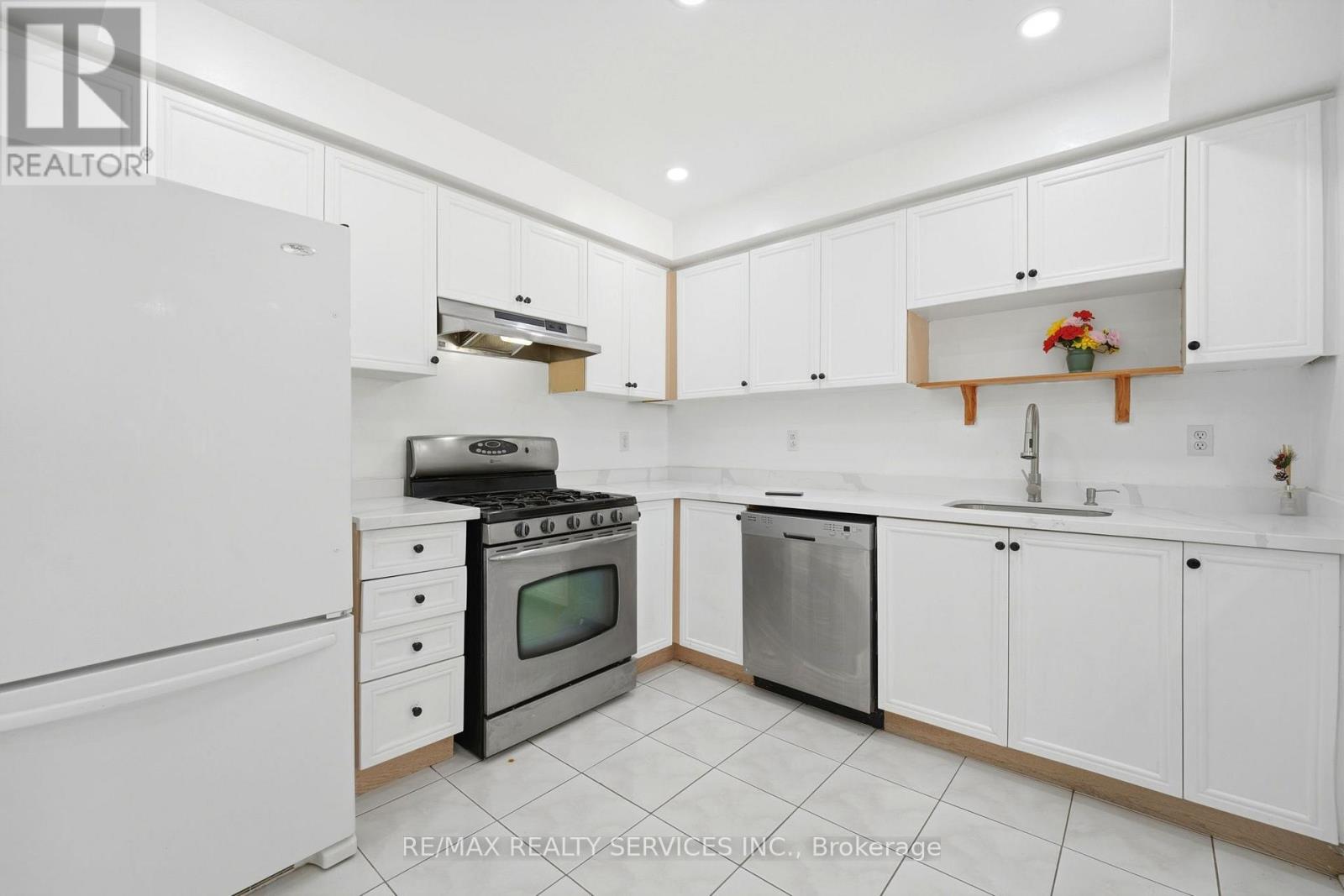 39 Caruso Drive, Brampton, Ontario  L6Y 5B2 - Photo 5 - W13169808
