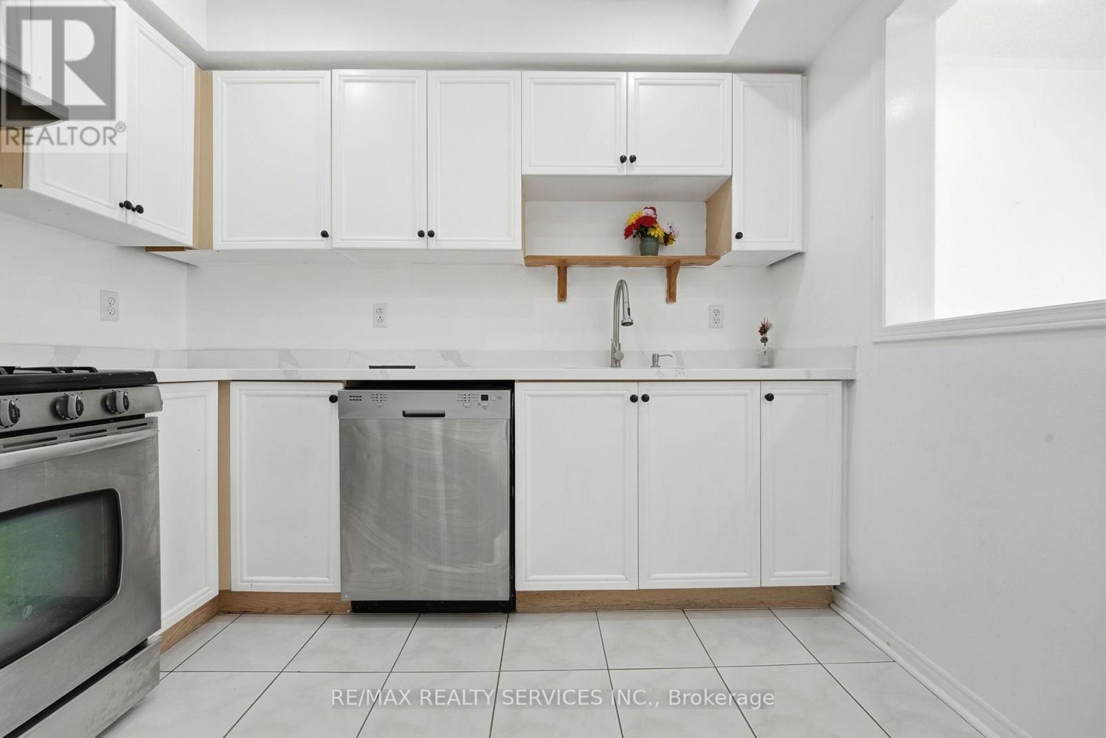39 Caruso Drive, Brampton, Ontario  L6Y 5B2 - Photo 6 - W13169808