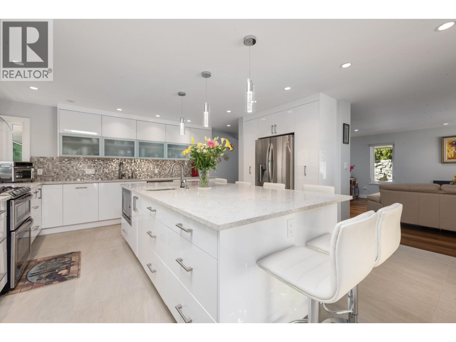 772 Regal Crescent, North Vancouver, British Columbia  V7K 2X8 - Photo 3 - R3127783