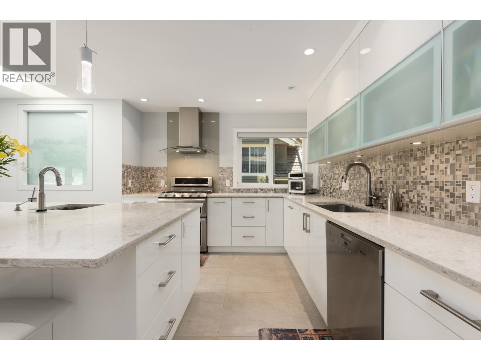 772 Regal Crescent, North Vancouver, British Columbia  V7K 2X8 - Photo 5 - R3127783