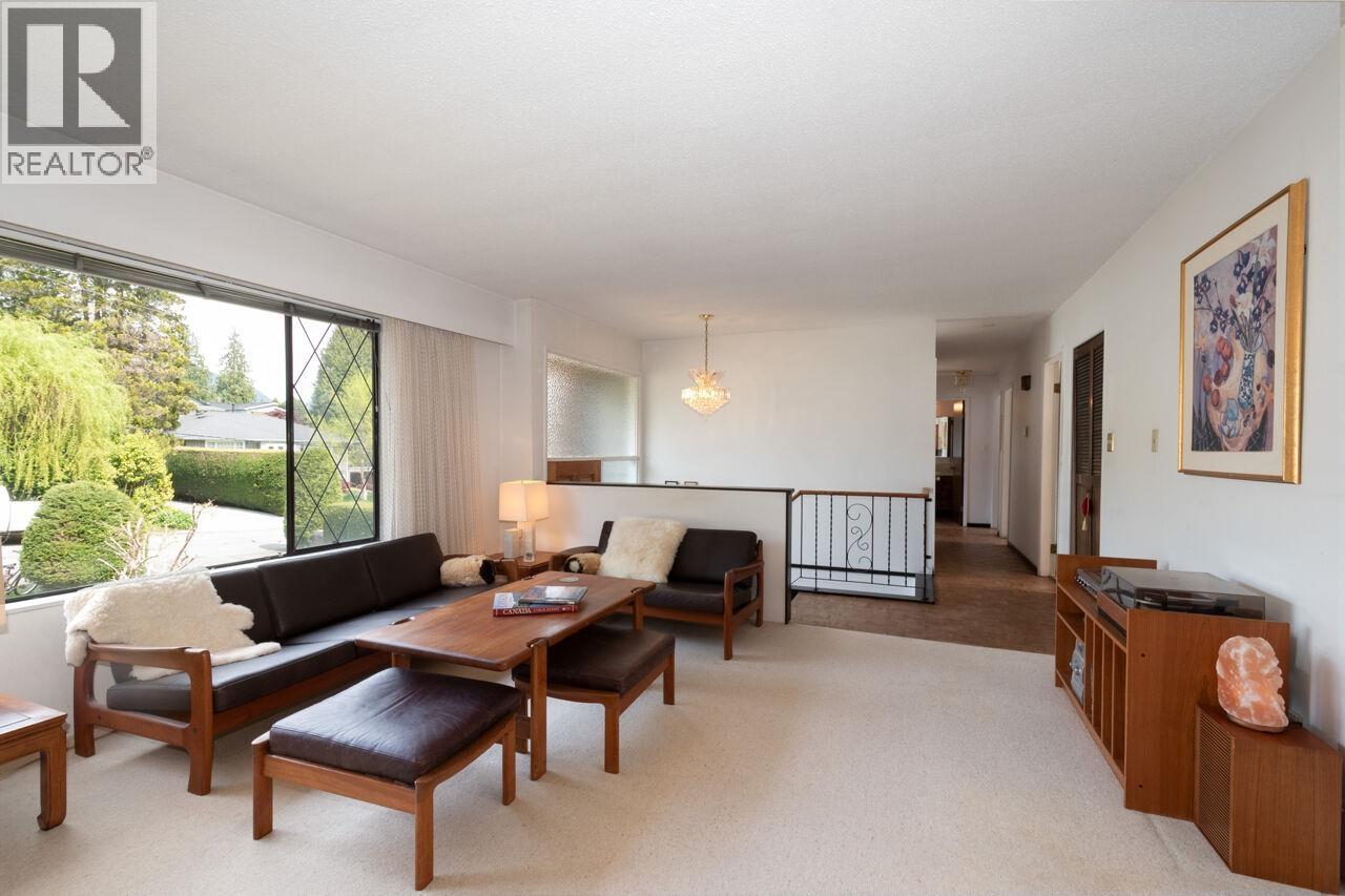 4057 Violet Street, North Vancouver, British Columbia  V7G 1E4 - Photo 5 - R3127909