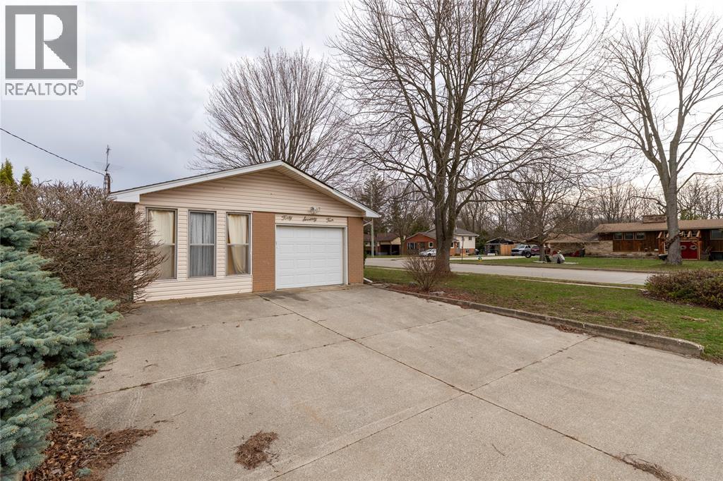 4074 Joe Street, Petrolia, Ontario  N0N 1R0 - Photo 2 - 26007489