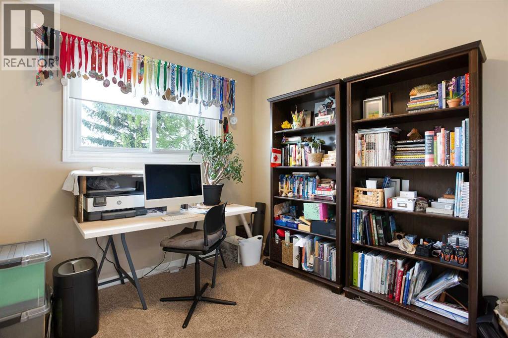 15 Bearberry Crescent Nw, Calgary, Alberta  T3K 1P9 - Photo 10 - A2314016