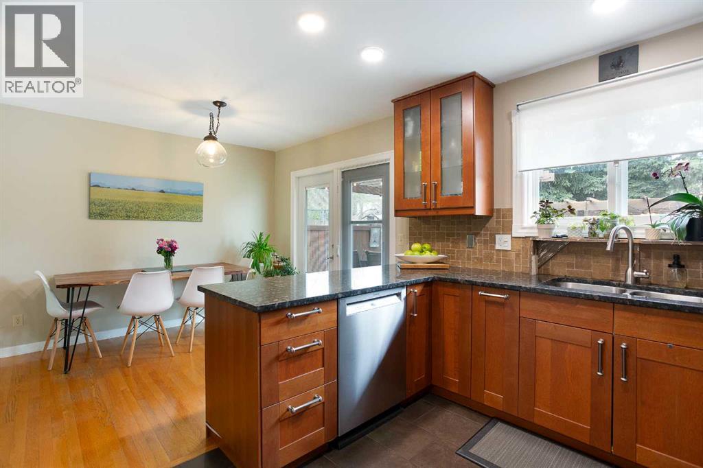 15 Bearberry Crescent Nw, Calgary, Alberta  T3K 1P9 - Photo 8 - A2314016
