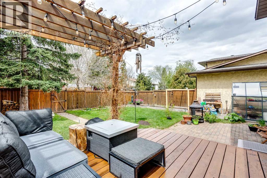 15 Bearberry Crescent Nw, Calgary, Alberta  T3K 1P9 - Photo 3 - A2314016