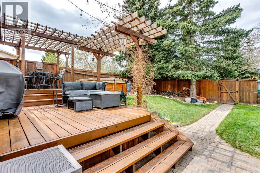 15 Bearberry Crescent Nw, Calgary, Alberta  T3K 1P9 - Photo 2 - A2314016