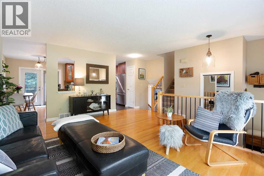 15 Bearberry Crescent Nw, Calgary, Alberta  T3K 1P9 - Photo 5 - A2314016