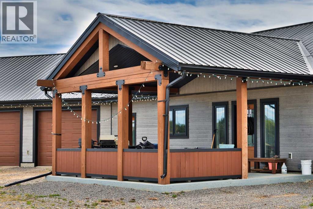 <div class="slider-price">$979,000.00</div><p>433002 Range Road 24, Rural Ponoka County, Alberta</p>