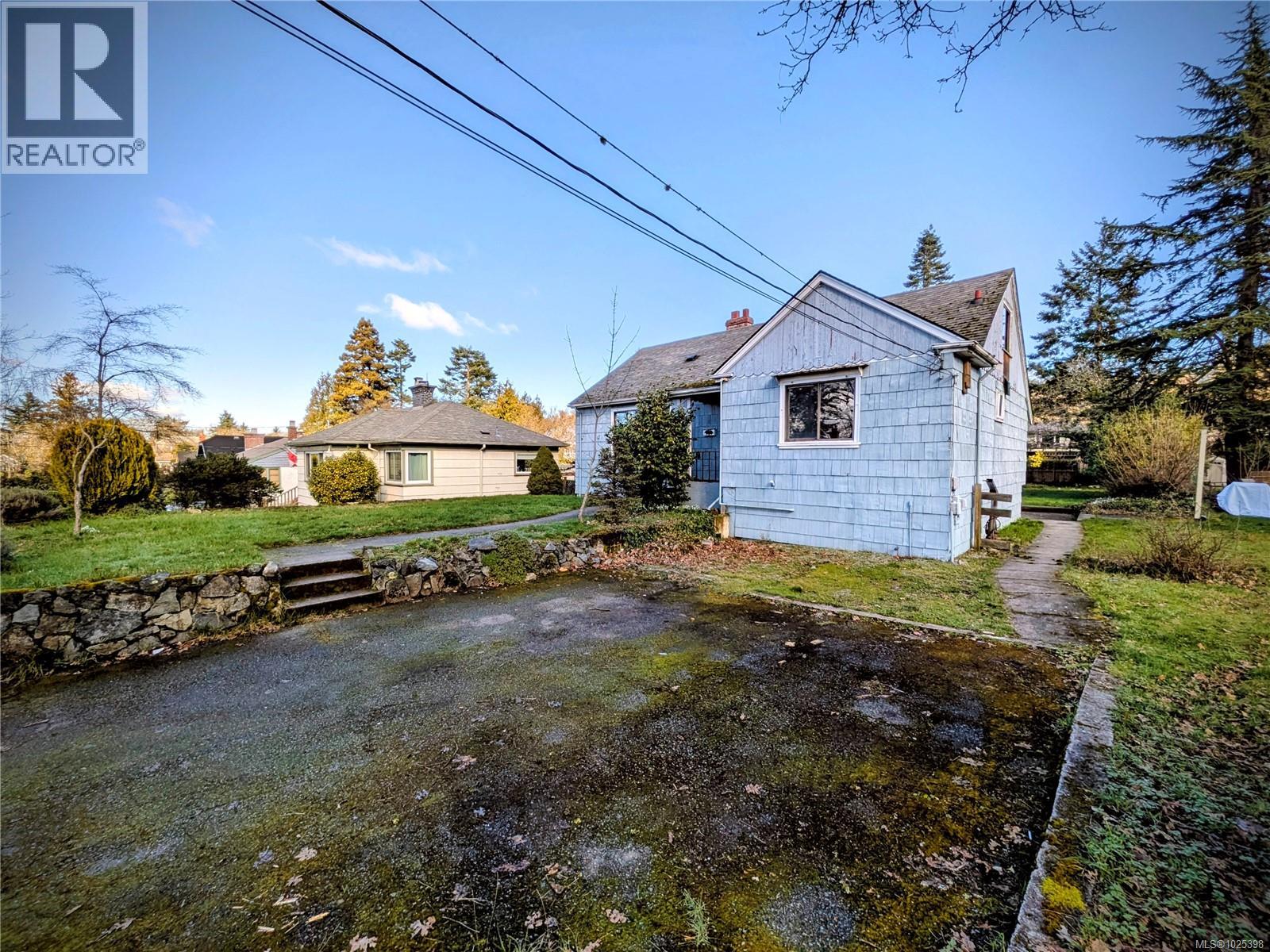 3661 Craigmillar Ave, Saanich, British Columbia  V8P 3H2 - Photo 3 - 1025398