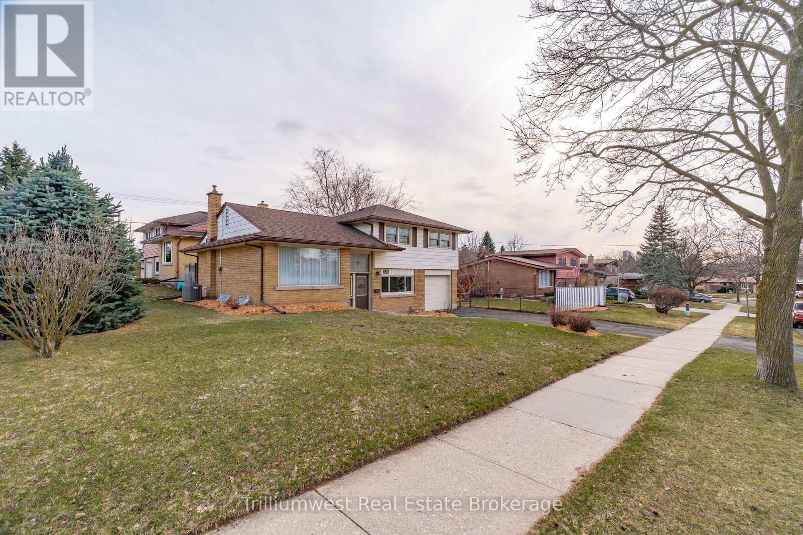 135 Burbank Road, Kitchener, Ontario N2B 1E3 - Photo 3 - X12954508