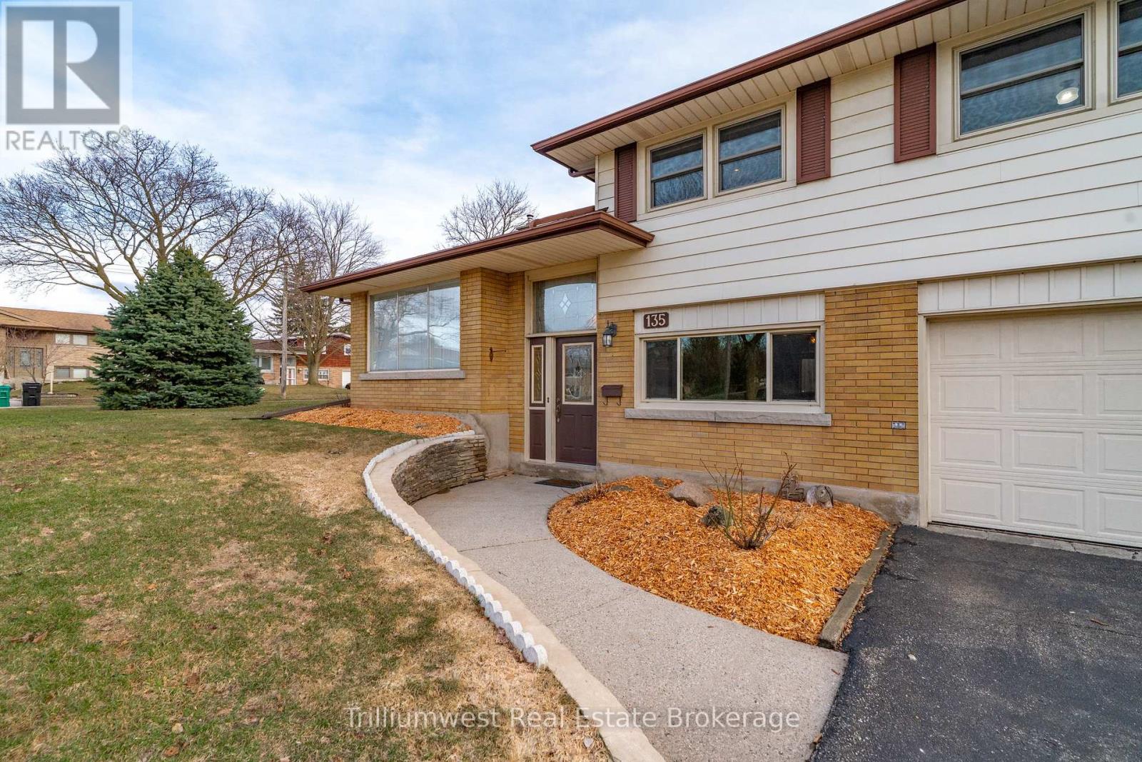 135 Burbank Road, Kitchener, Ontario N2B 1E3 - Photo 7 - X12954508